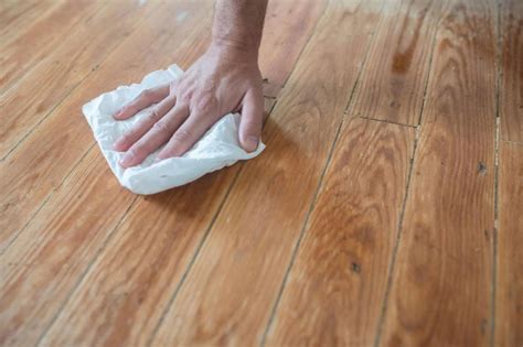 how to seal a wood floor before tiling